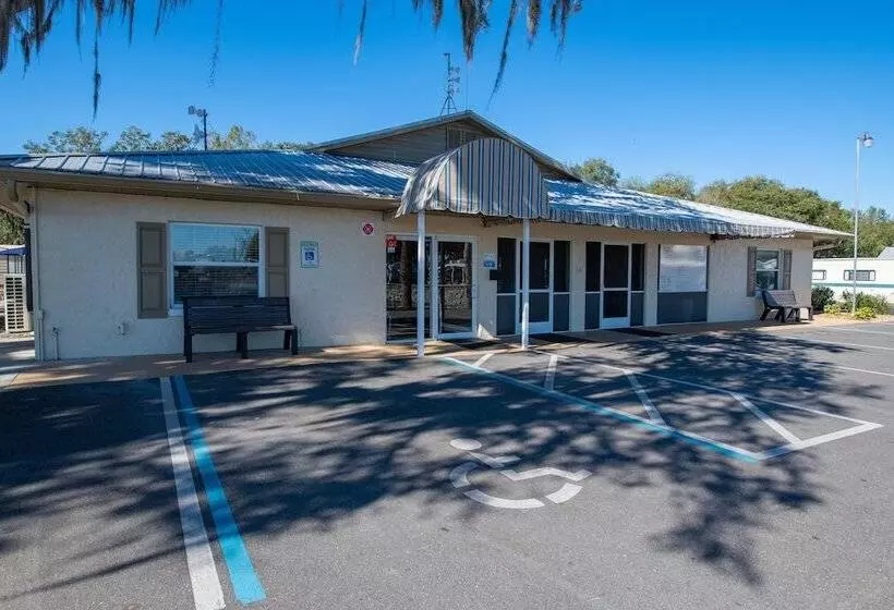 Hotelli Big Tree Rv Resort