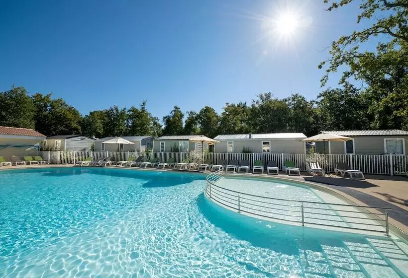 ホテル Camping Les Chèvrefeuilles   Maeva