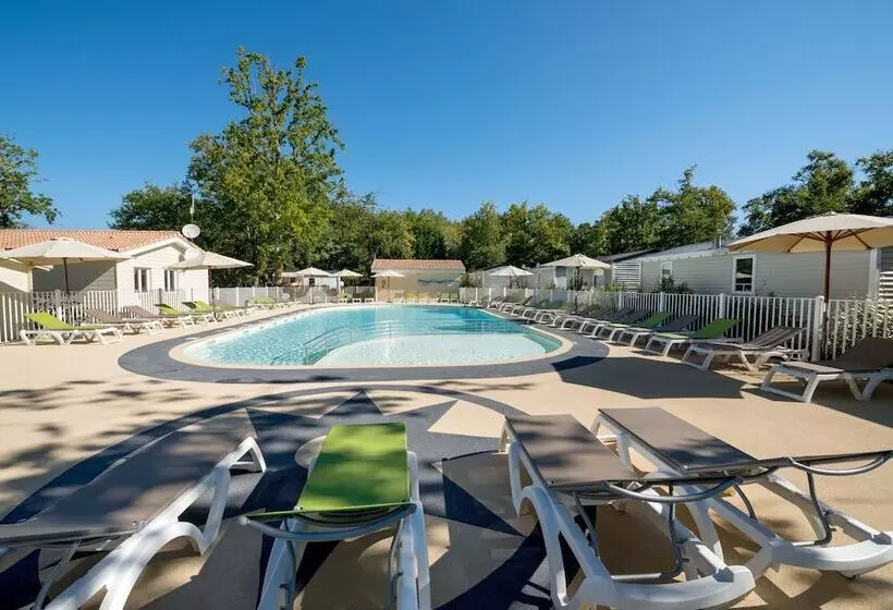 ホテル Camping Les Chèvrefeuilles   Maeva