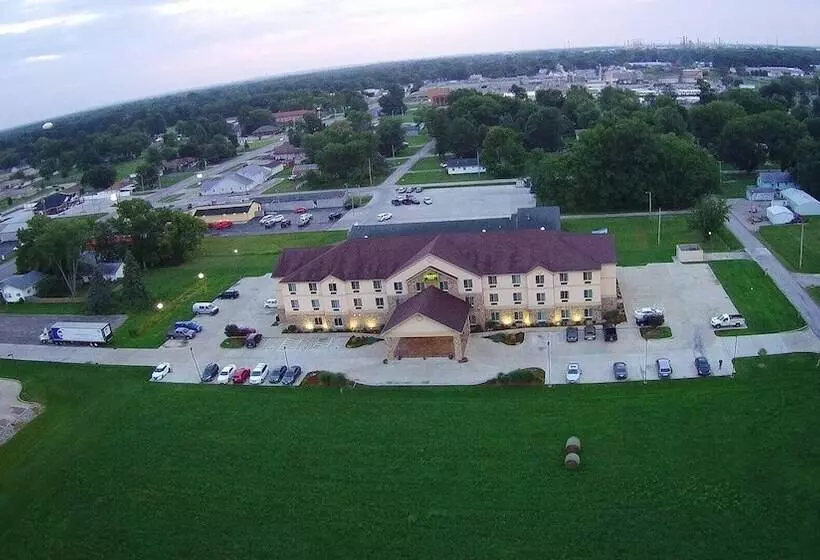 Hotelli Country View Inn & Suites