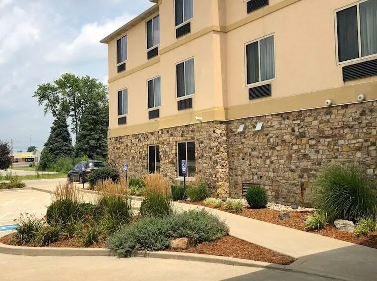 Hotelli Country View Inn & Suites