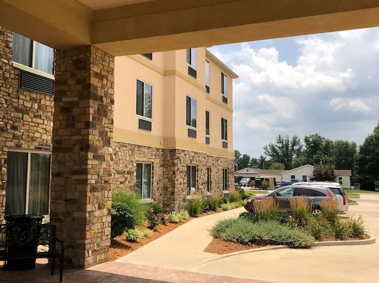 Hotelli Country View Inn & Suites