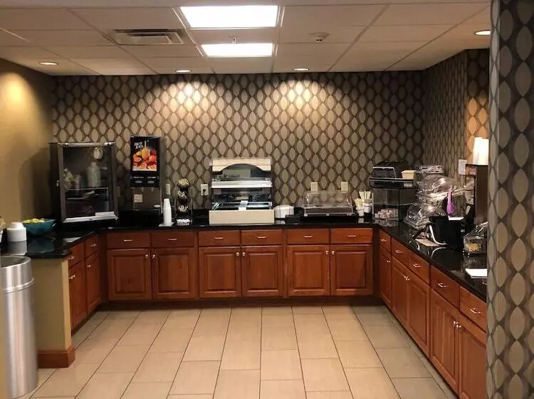 Hotelli Country View Inn & Suites