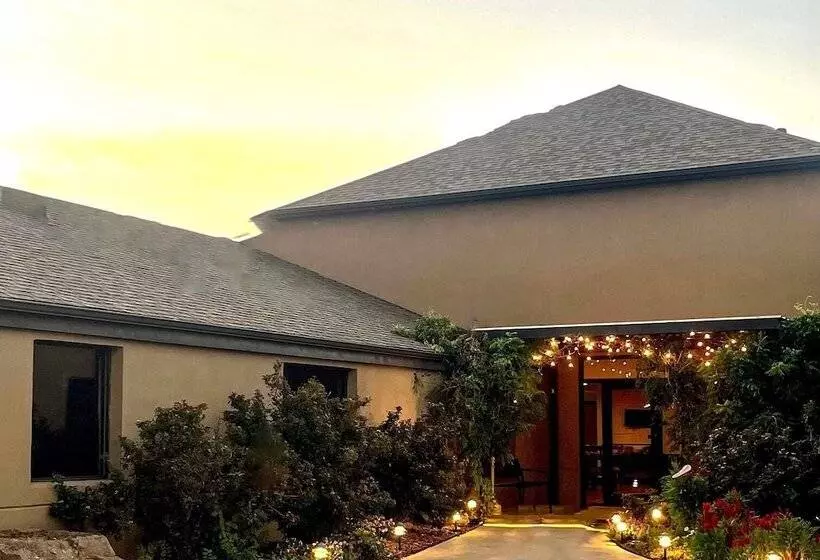 Hotelli The Oasis Extended Stay