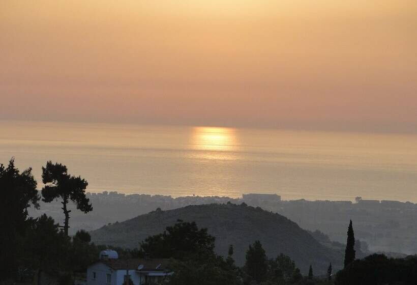 בית מלון כפרי The Stone Castle Boutique