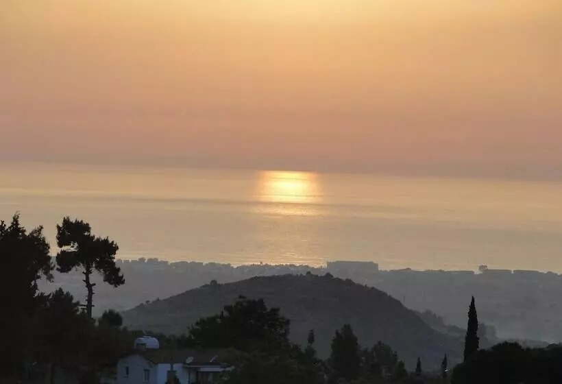 Hotelli The Stone Castle Boutique