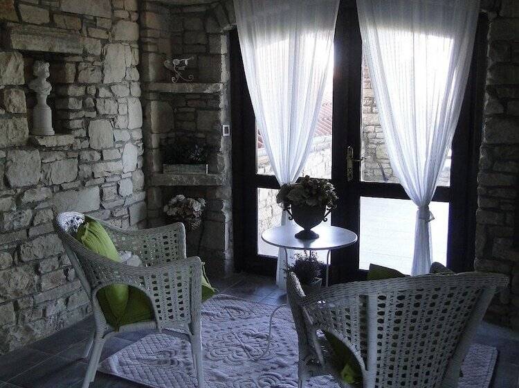 בית מלון כפרי The Stone Castle Boutique