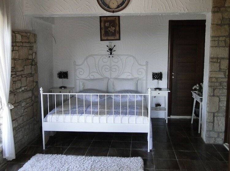 בית מלון כפרי The Stone Castle Boutique