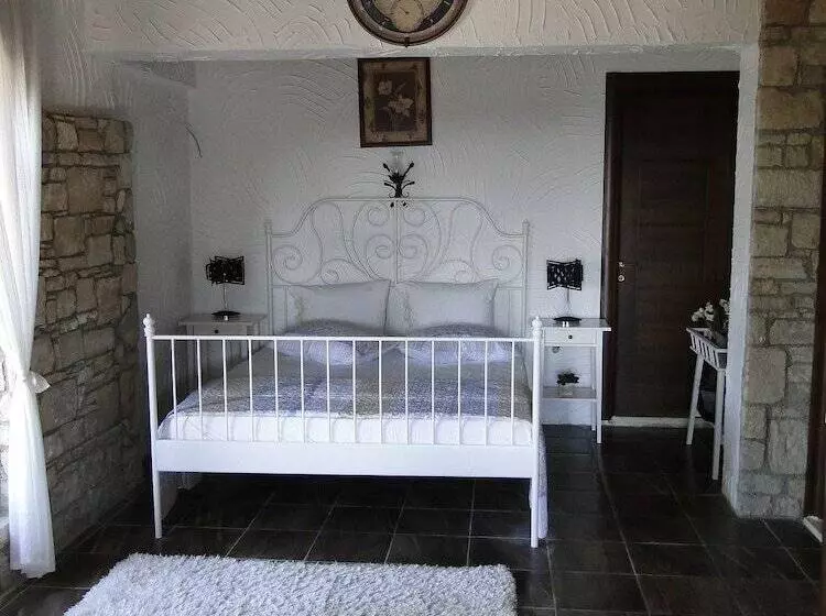 Hotelli The Stone Castle Boutique