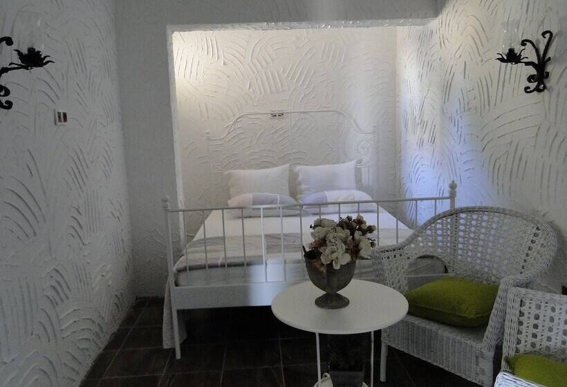 בית מלון כפרי The Stone Castle Boutique