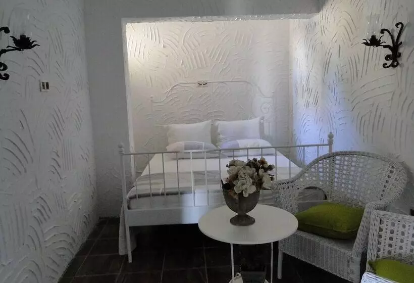 Hotelli The Stone Castle Boutique