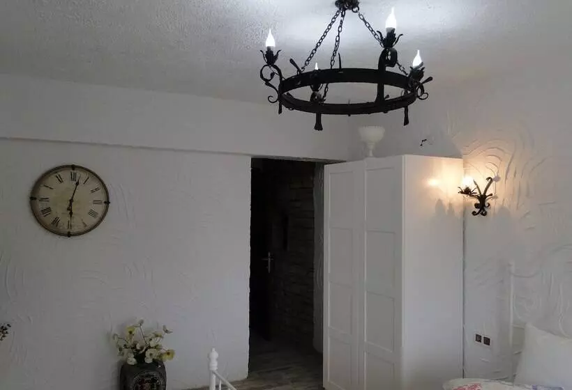 Hotelli The Stone Castle Boutique