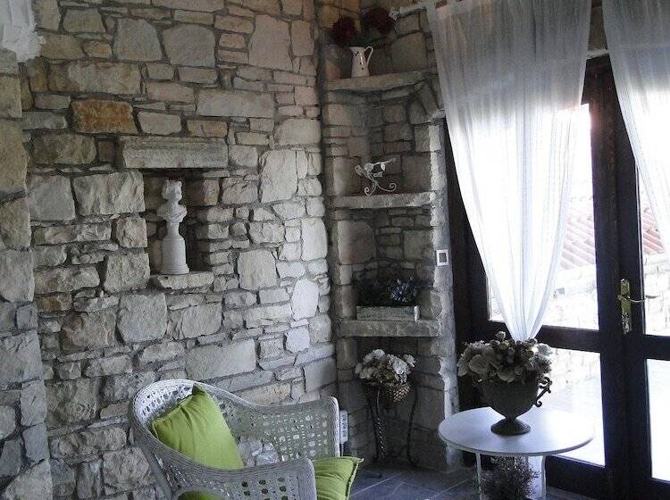 בית מלון כפרי The Stone Castle Boutique