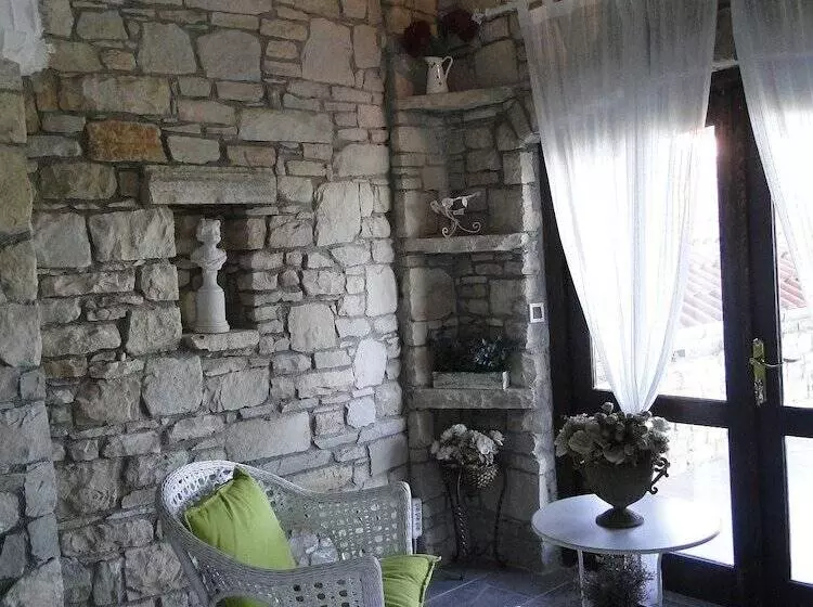 Hotelli The Stone Castle Boutique