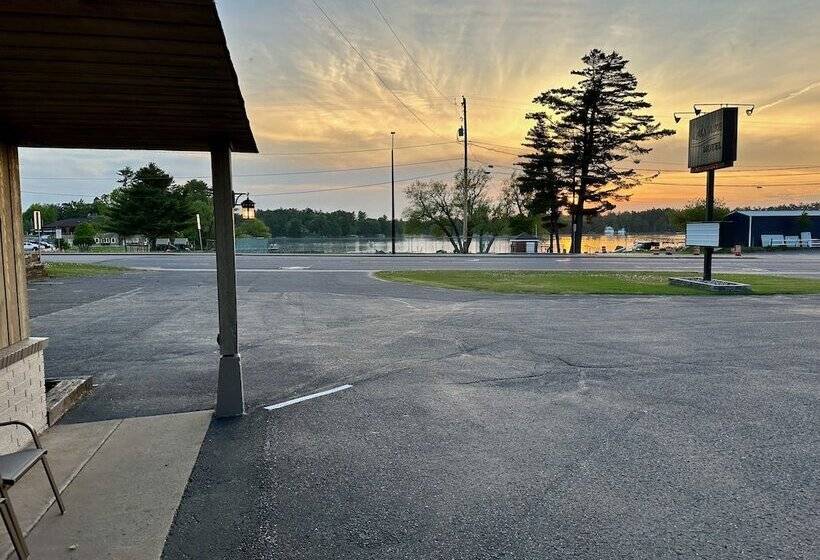 モーテル Aqua Aire Inn & Suites