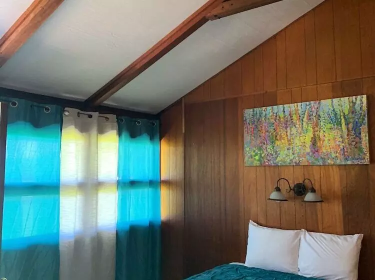 モーテル Coppermine Lodge