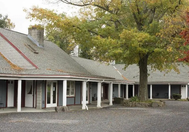 Motelli Rhinebeck Village Inn