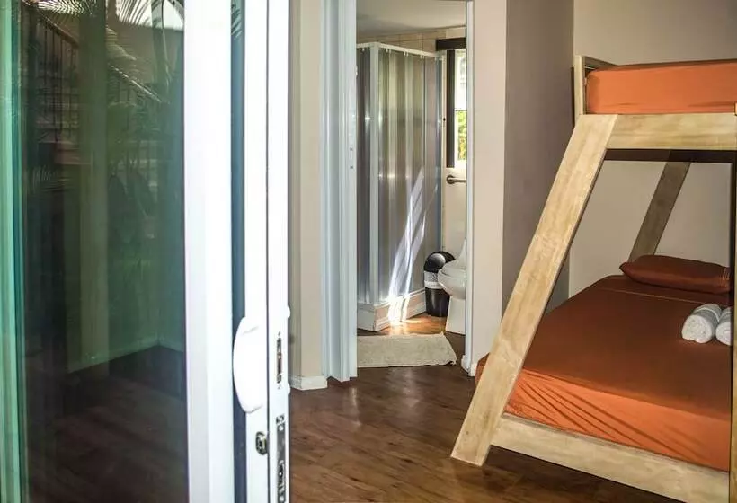 Hostel Dos Monos