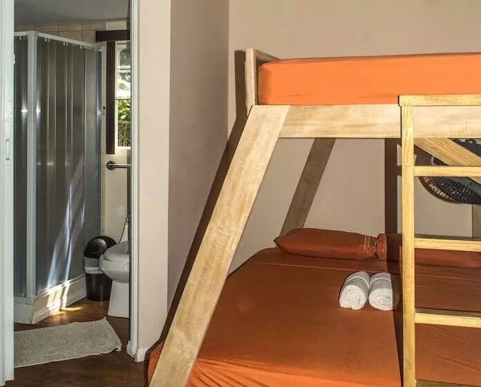 Hostel Dos Monos
