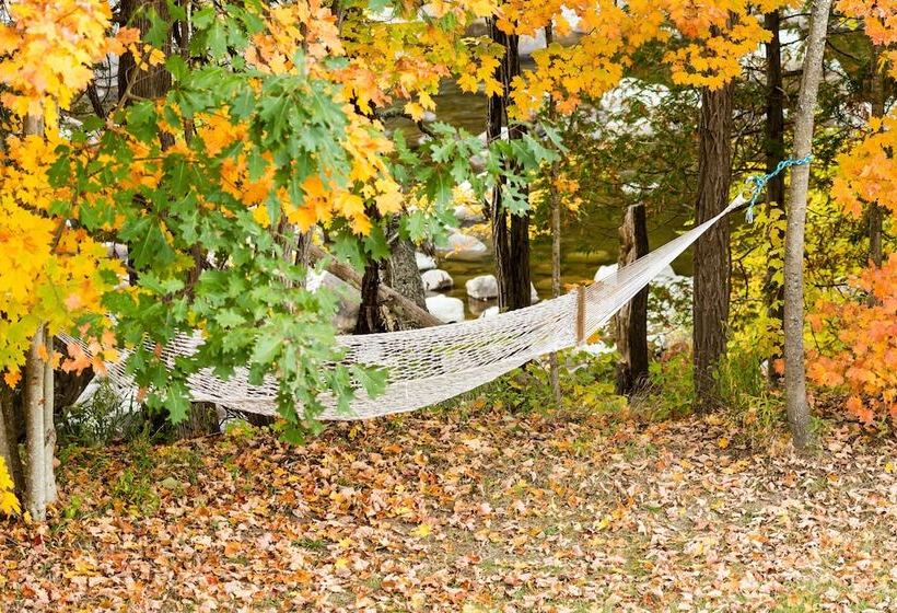 פנסיון Adk Trail Inn