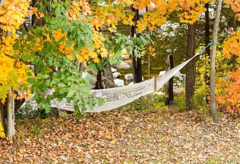 Majatalo Adk Trail Inn