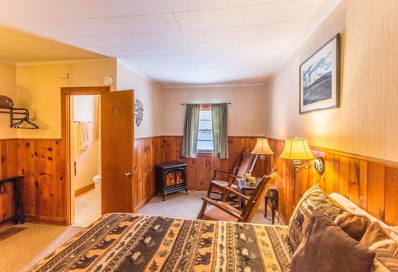 פנסיון Adk Trail Inn