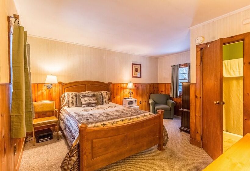 פנסיון Adk Trail Inn