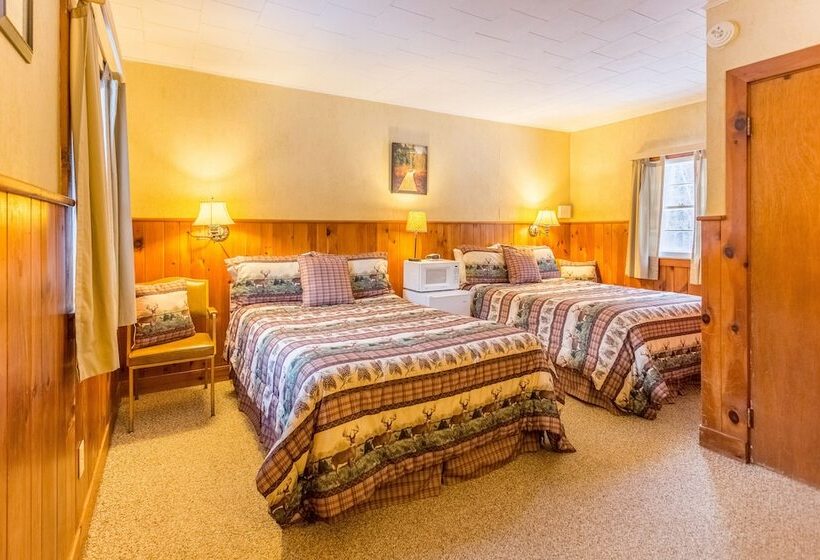 פנסיון Adk Trail Inn