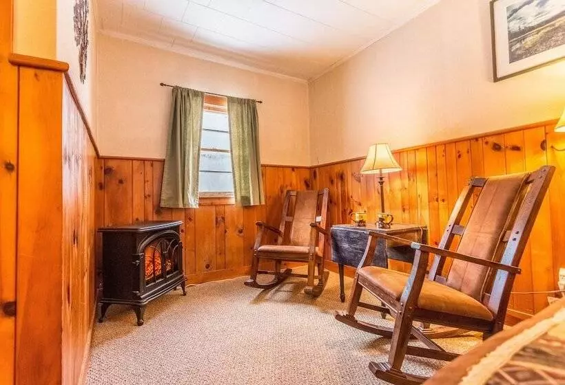 Majatalo Adk Trail Inn