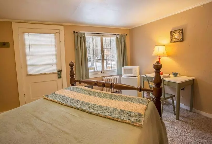 Majatalo Adk Trail Inn