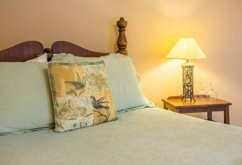 Majatalo Adk Trail Inn