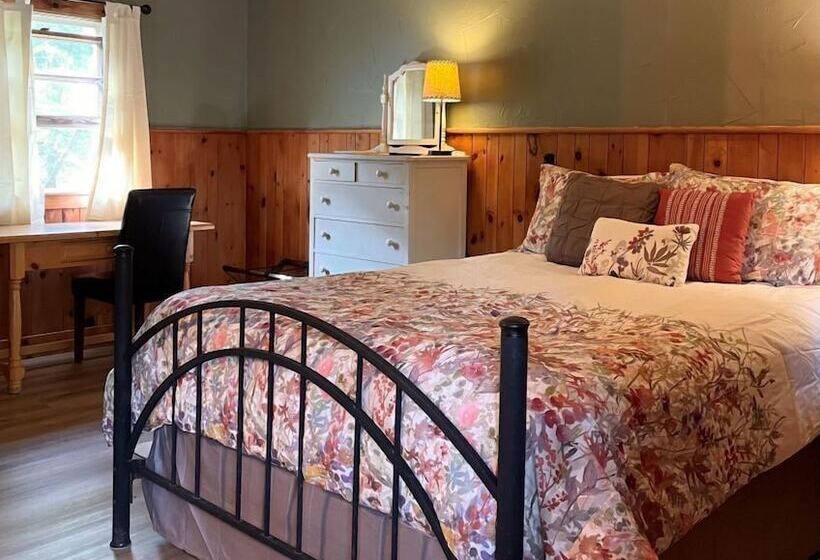 פנסיון Adk Trail Inn