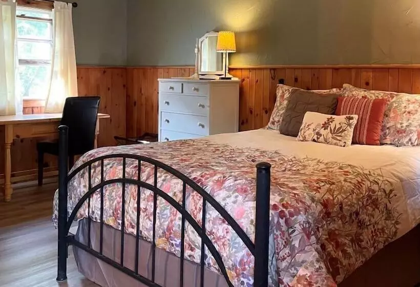 Majatalo Adk Trail Inn