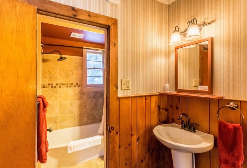 פנסיון Adk Trail Inn