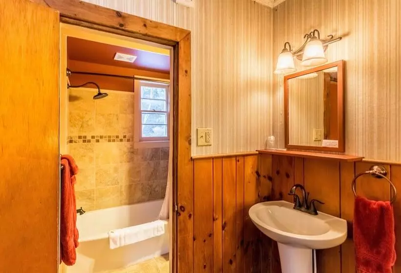 Majatalo Adk Trail Inn