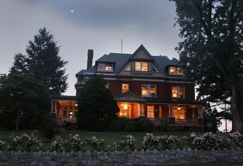B. F. Hiestand House Bed & Breakfast