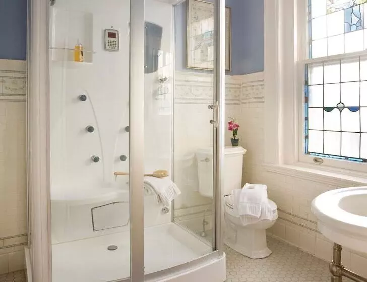 B. F. Hiestand House Bed & Breakfast