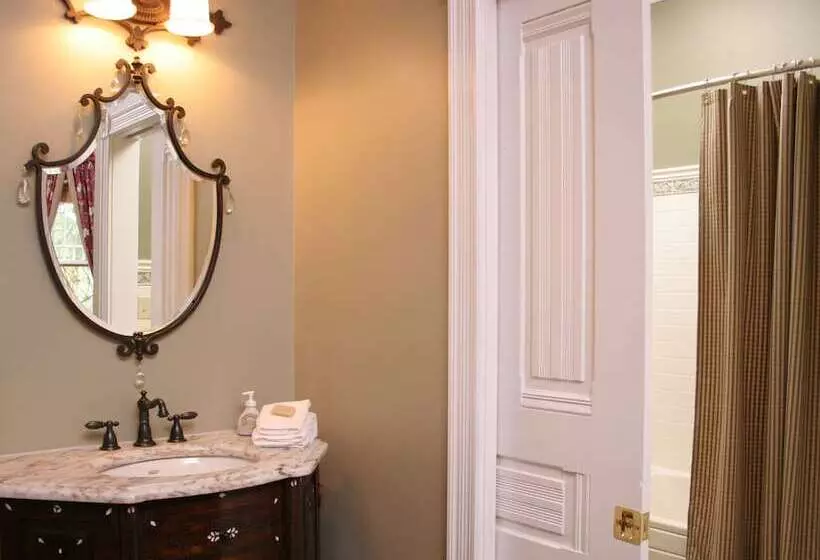 B. F. Hiestand House Bed & Breakfast