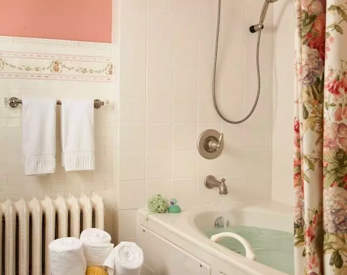 B. F. Hiestand House Bed & Breakfast