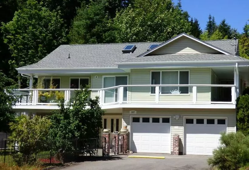 Crown House Bed & Breakfast