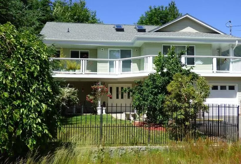 Crown House Bed & Breakfast