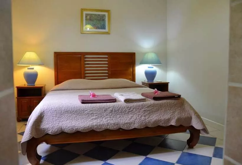 هتل Cases Couleurs