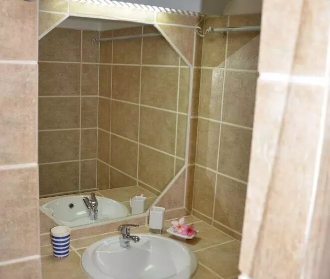 هتل Cases Couleurs