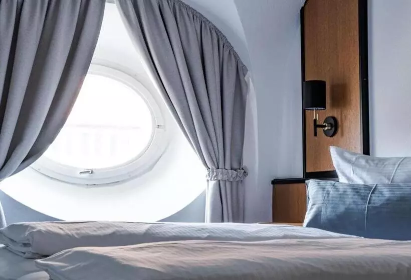 Отель Goldener Hirsch