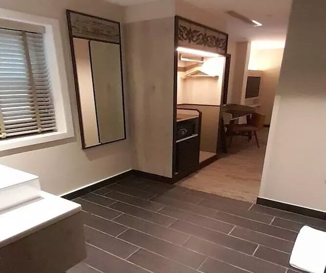 Lion Peak Hotel Hamilton