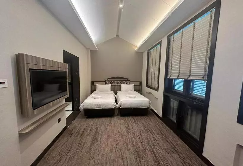 Lion Peak Hotel Hamilton