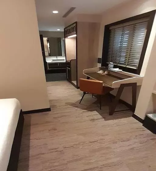 Lion Peak Hotel Hamilton