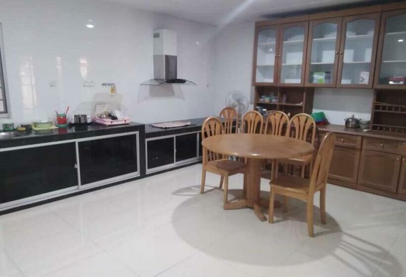 Hôtel Oyo 90310 E Homestay Permai Timur