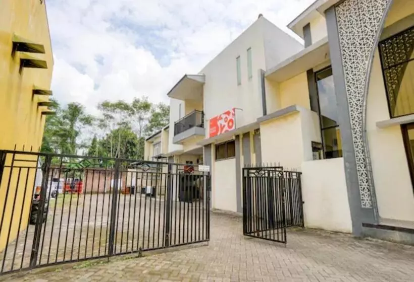 Hotelli Reddoorz Near Plaza Araya Malang