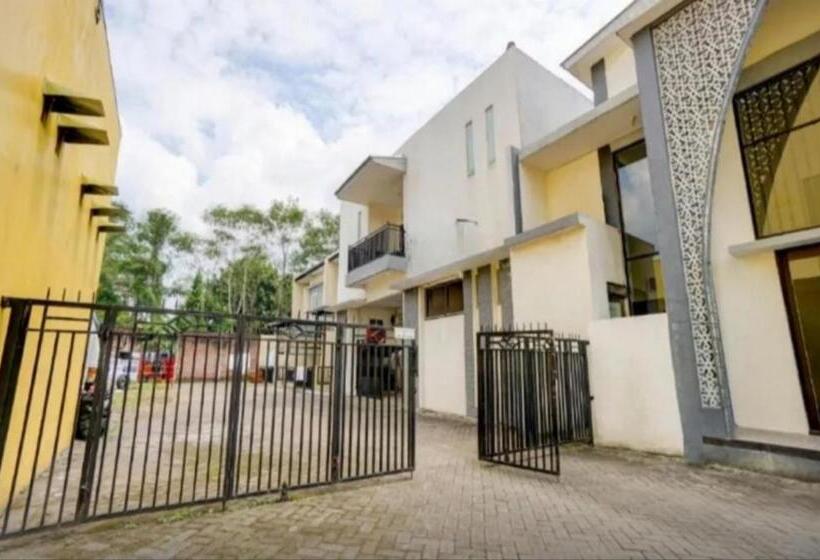 فندق Reddoorz Near Plaza Araya Malang